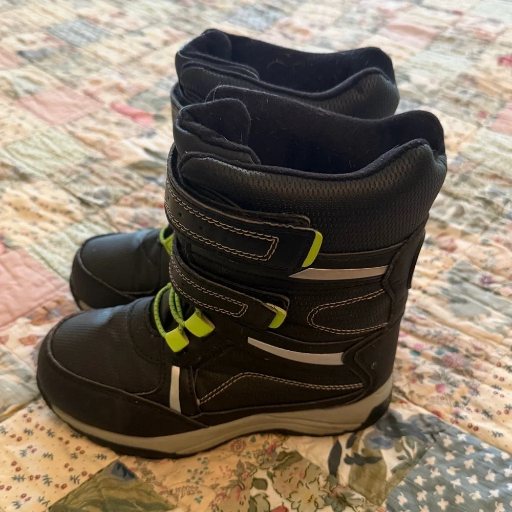 TOTES KIDS WATERPROOF WINTER BOOTS BLACK WITH BRIGHT GREEN ACCENTS SIZE 13